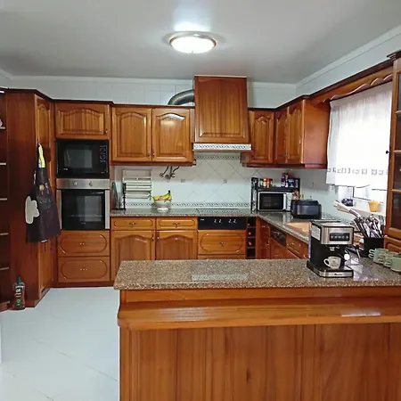 Great For Families In Lourinhã-double Rooms-private Baths-free Parking&extra Bed Quarto em Acomodações Particulares Lourinhã
