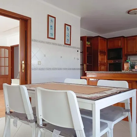 Great For Families In Lourinhã-double Rooms-private Baths-free Parking&extra Bed Quarto em Acomodações Particulares