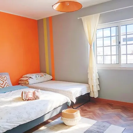 Great For Families In Lourinhã-double Rooms-private Baths-free Parking&extra Bed Quarto em Acomodações Particulares Lourinhã