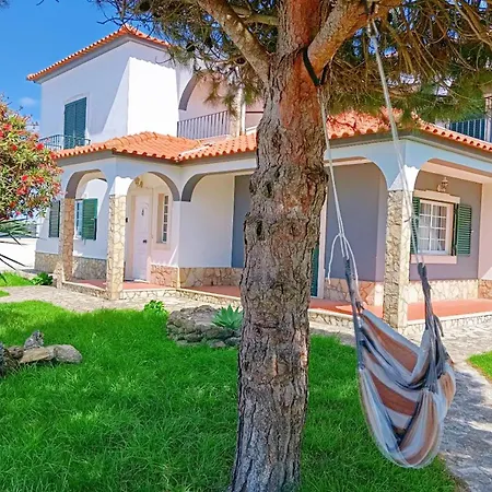 Great For Families In Lourinhã-double Rooms-private Baths-free Parking&extra Bed Quarto em Acomodações Particulares *